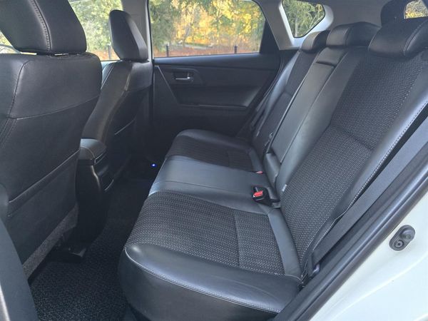 2016 Toyota Auris HYBRID Carousel 5