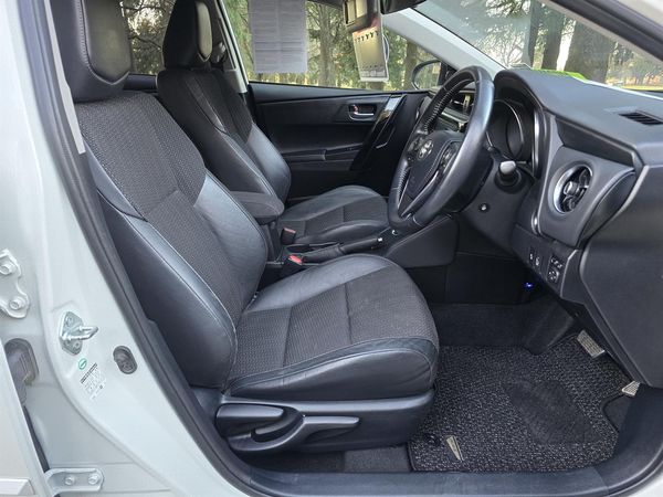 2016 Toyota Auris HYBRID Carousel 2