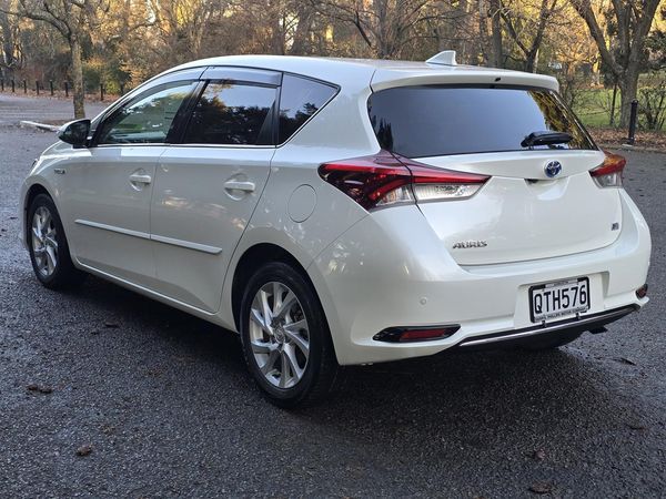 2016 Toyota Auris HYBRID Carousel 10