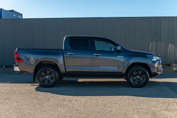 2022 Toyota Hilux Sr5 Td Dc 2.8Dt Carousel 4