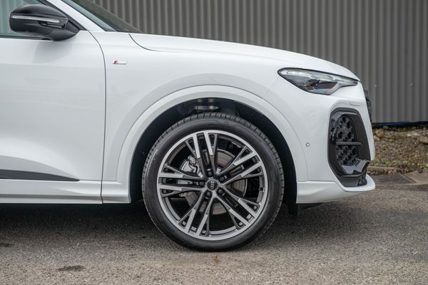 2026 Audi Q5 2.0TFSI MHEV+ S line quattro Carousel 4