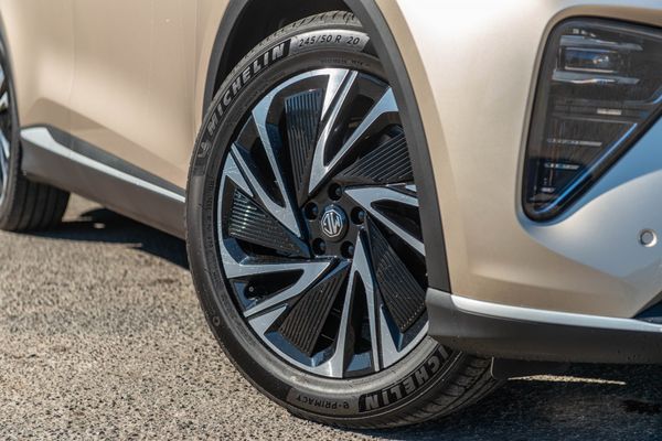 2026 MG S6 ESSENCE AWD Carousel 5