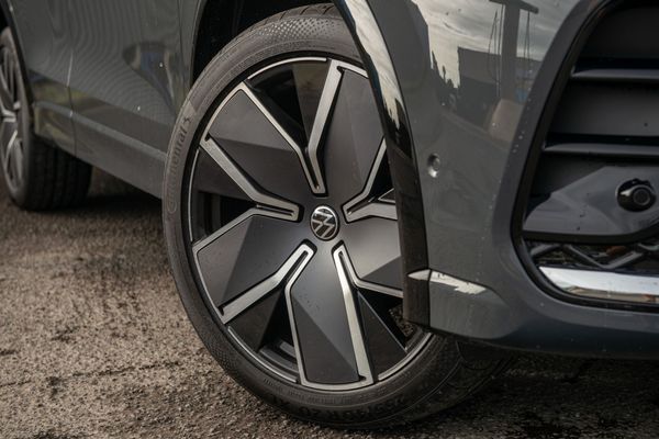 2026 Volkswagen Tiguan R-Line AWD with Touring Package Carousel 3