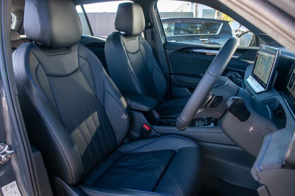 2026 Volkswagen Tiguan R-Line 2WD with Touring package Carousel 11