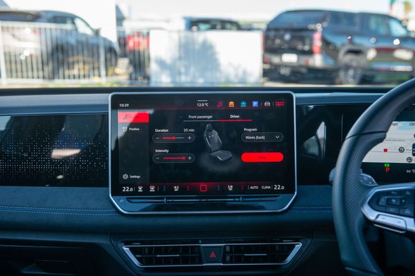 2026 Volkswagen Tiguan R-Line 2WD with Touring package Carousel 15