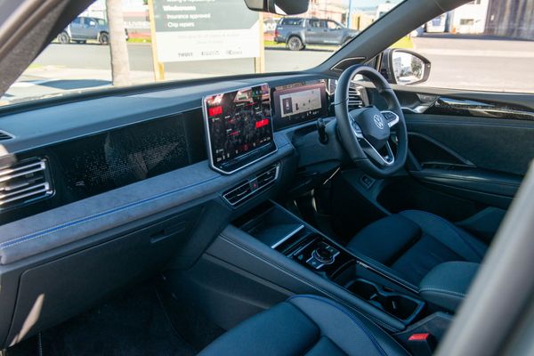 2026 Volkswagen Tiguan R-Line 2WD with Touring package Carousel 17