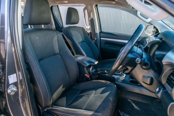 2022 Toyota Hilux Sr5 Td Dc 2.8Dt Carousel 9