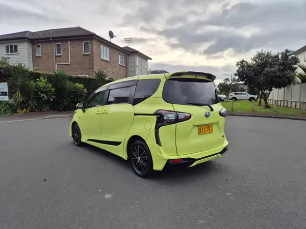2015 Toyota Sienta Hybrid G - Package 1500cc 7 Seater Carousel 6