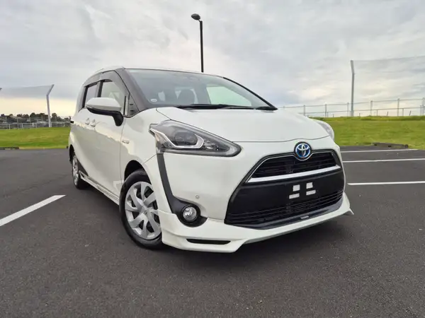 2017 Toyota Sienta Hybrid G - Package 1500cc | 7 Seater