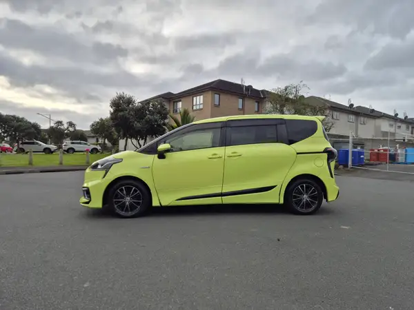 2015 Toyota Sienta Hybrid G - Package 1500cc 7 Seater Carousel 7