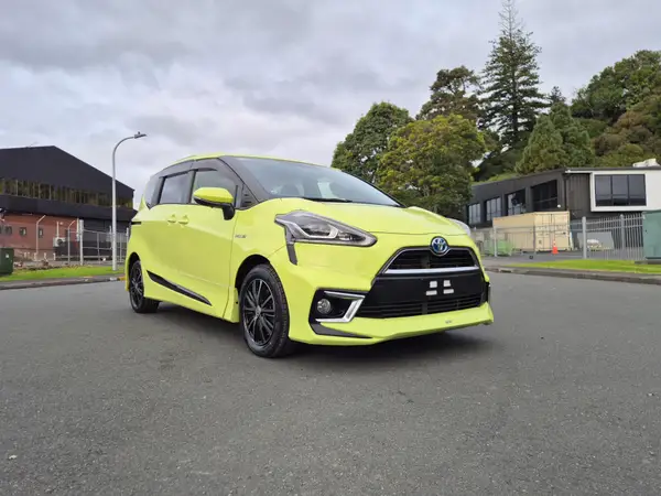 2015 Toyota Sienta Hybrid G - Package 1500cc 7 Seater Carousel 4