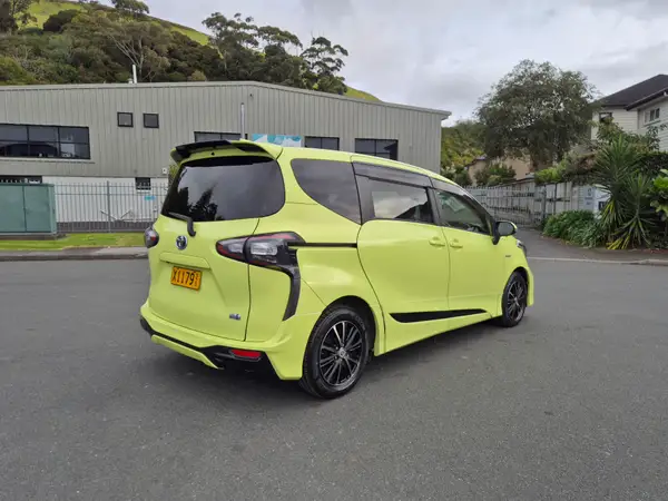 2015 Toyota Sienta Hybrid G - Package 1500cc 7 Seater Carousel 3