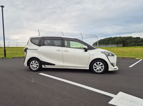 2017 Toyota Sienta Hybrid G - Package 1500cc | 7 Seater Carousel 2
