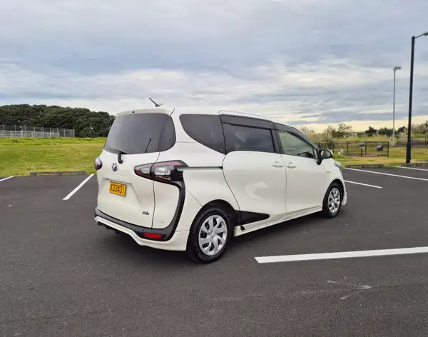 2017 Toyota Sienta Hybrid G - Package 1500cc | 7 Seater Carousel 3