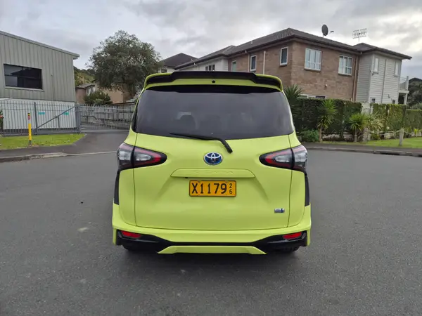 2015 Toyota Sienta Hybrid G - Package 1500cc 7 Seater Carousel 5