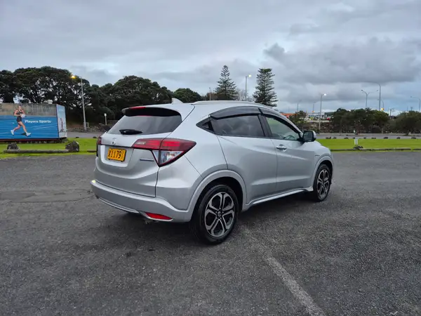 2015 Honda Vezel Z Hybrid Carousel 4