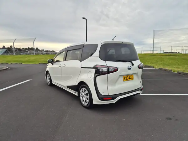 2017 Toyota Sienta Hybrid G - Package 1500cc | 7 Seater Carousel 6