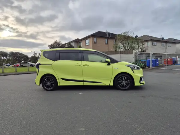2015 Toyota Sienta Hybrid G - Package 1500cc 7 Seater Carousel 2