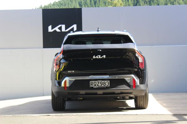 2026 Kia EV3 Earth 2WD LR Carousel 4