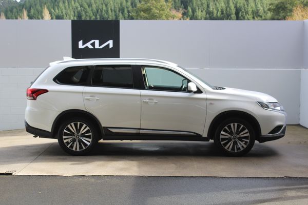 2021 Mitsubishi Outlander LS 2.4 2WD 7-SEAT Carousel 1
