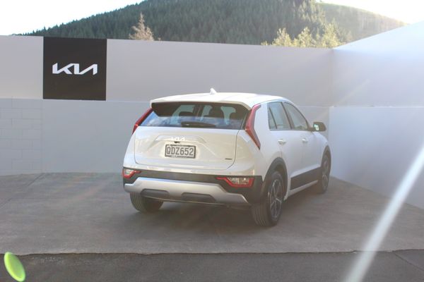 2023 Kia Niro PHEV Light 1.6L Carousel 6