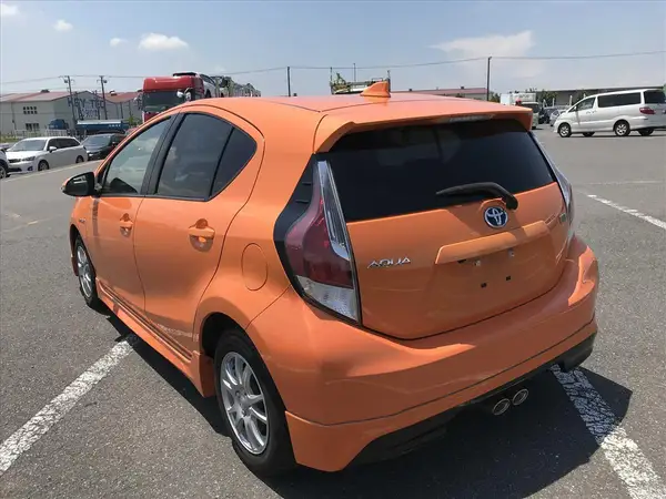 2015 Toyota AQUA S Carousel 8