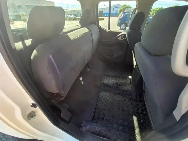 2013 Nissan Navara D/C 2.5D 4WD ST-X AT Carousel 2
