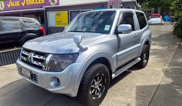 2013 Mitsubishi Pajero 3.2TD 4×4 Hi/Low SWB Carousel 1