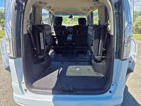 2015 Nissan Serena Highway Star S-HYBRID Carousel 6
