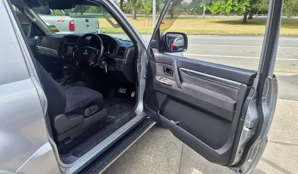 2013 Mitsubishi Pajero 3.2TD 4×4 Hi/Low SWB Carousel 4