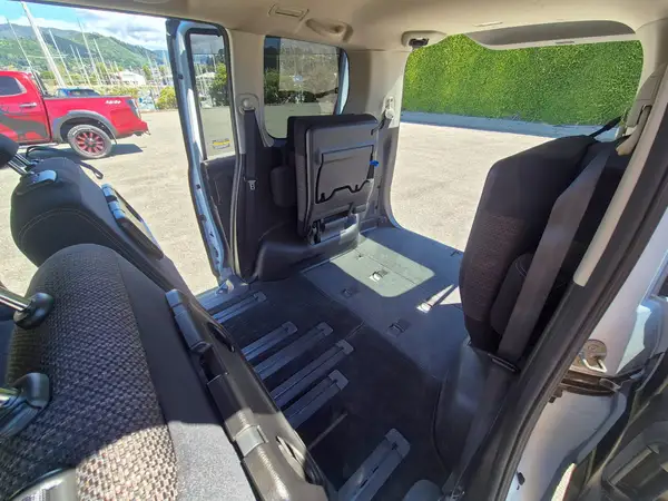 2015 Nissan Serena Highway Star S-HYBRID Carousel 7