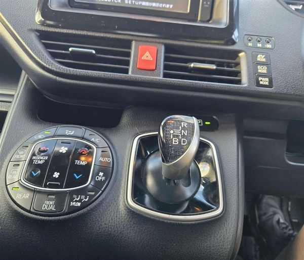 2014 Toyota Noah HYBRID G -7 seater !! DUAL POWER DOORS Carousel 14