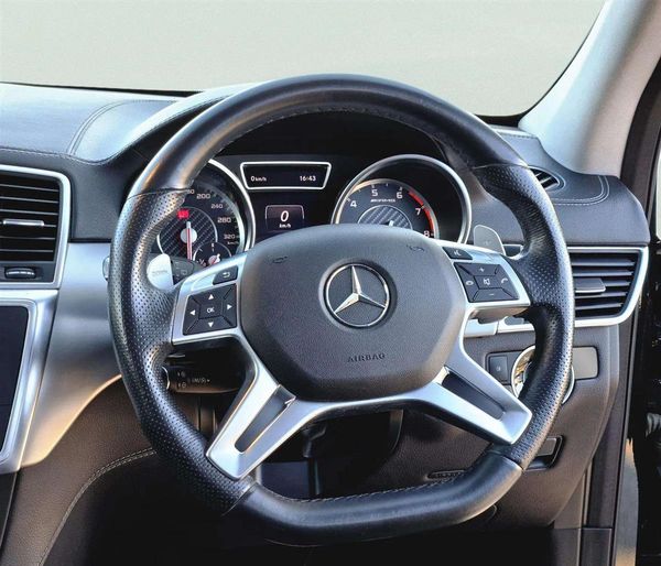 2015 Mercedes-Benz ML 63 V8 Bi-Turbo AMG 5.5L 4MATIC Carousel 8