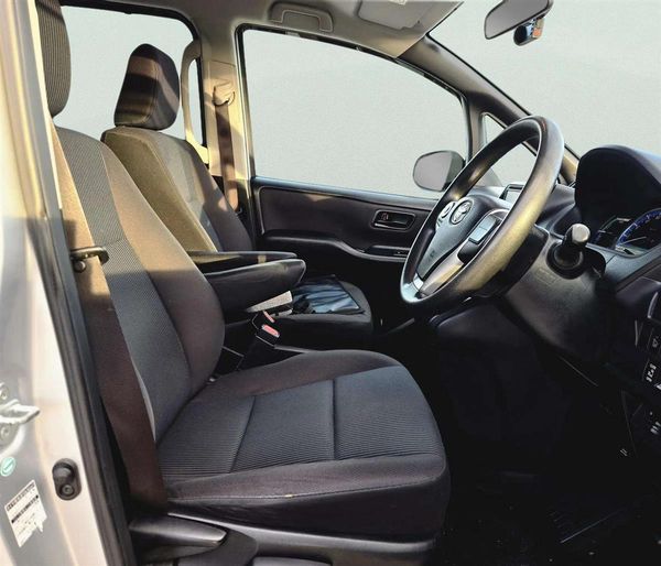 2014 Toyota Noah HYBRID G -7 seater !! DUAL POWER DOORS Carousel 7
