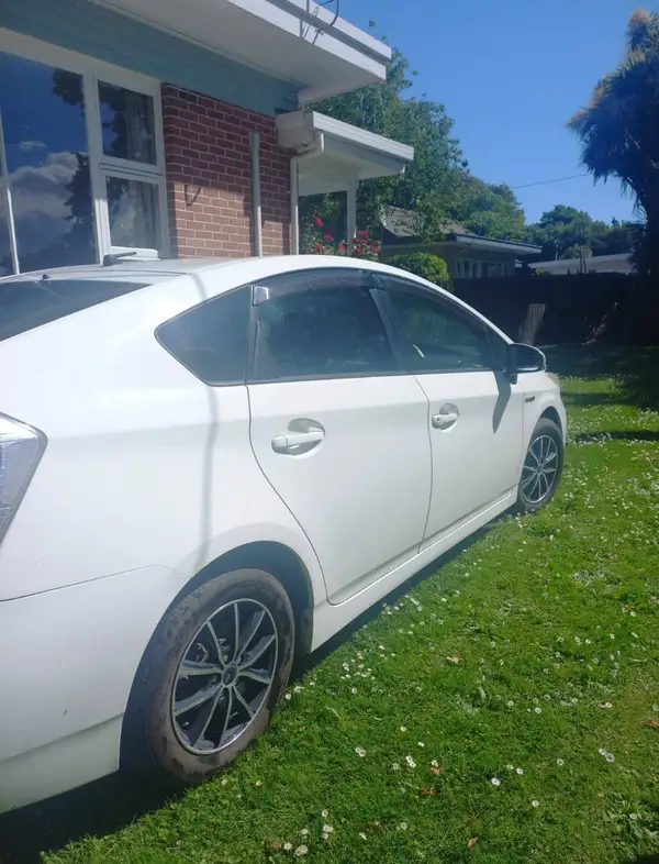 Toyota Prius 2012 Carousel 7