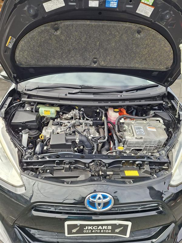 2015 Toyota Aqua Cruise control, Heated seats ,Reverse camera,Alloys Carousel 8