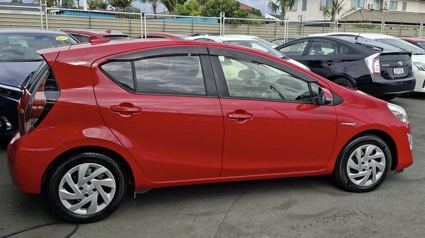 2015 Toyota Aqua HYBRID Carousel 5