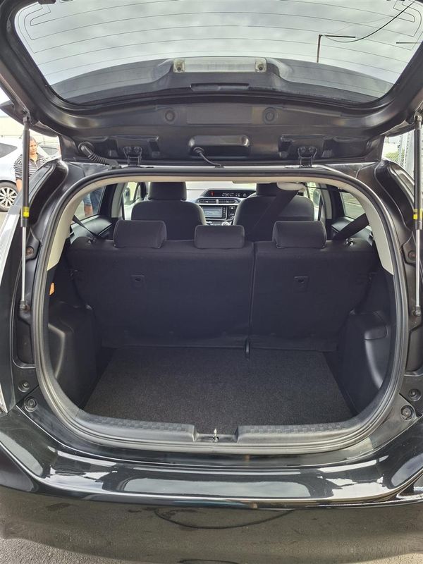 2015 Toyota Aqua Cruise control, Heated seats ,Reverse camera,Alloys Carousel 4