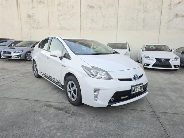 2015 Toyota Prius S Hybrid Keyless Alloys English Stereo/Bluetooth Rev Camera Finance Available Carousel 3