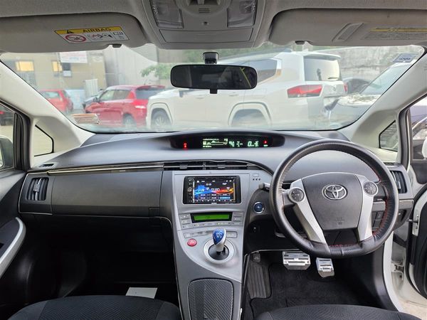 2015 Toyota Prius S Hybrid Keyless Alloys English Stereo/Bluetooth Rev Camera Finance Available Carousel 10