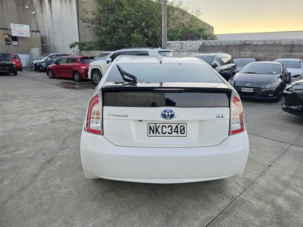 2015 Toyota Prius S Hybrid Keyless Alloys English Stereo/Bluetooth Rev Camera Finance Available Carousel 6