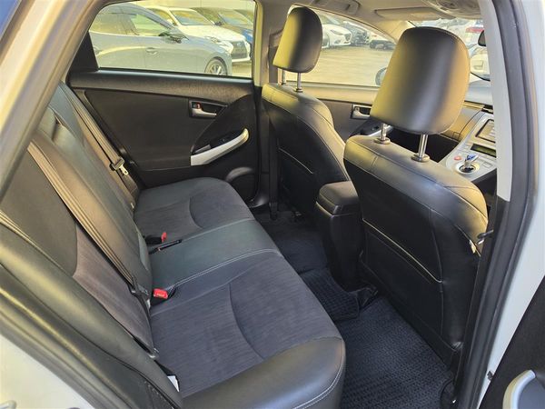 2014 Toyota Prius Hybrid G Half Leather Cruise Electric Seats Rev Cam Bluetooth Finance Available Carousel 8
