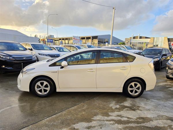 2014 Toyota Prius Hybrid G Half Leather Cruise Electric Seats Rev Cam Bluetooth Finance Available Carousel 3