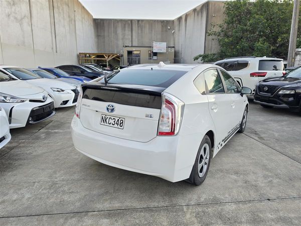 2015 Toyota Prius S Hybrid Keyless Alloys English Stereo/Bluetooth Rev Camera Finance Available Carousel 5