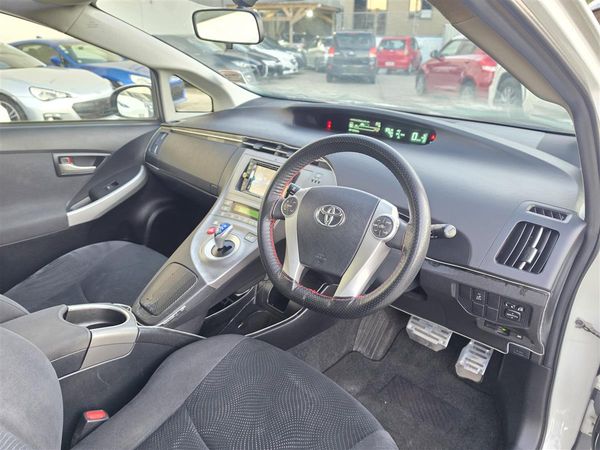 2015 Toyota Prius S Hybrid Keyless Alloys English Stereo/Bluetooth Rev Camera Finance Available Carousel 2