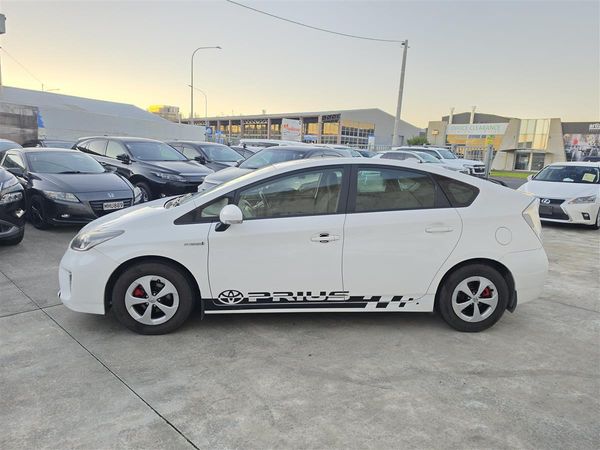 2015 Toyota Prius S Hybrid Keyless Alloys English Stereo/Bluetooth Rev Camera Finance Available Carousel 4