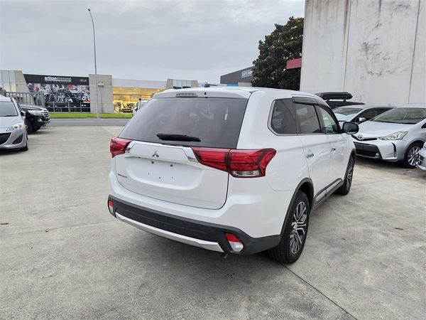 2015 Mitsubishi Outlander 4WD Auto Stop 7 Seater Adaptive Cruise Lane Assist FCM Rev Cam Finance Available Carousel 2
