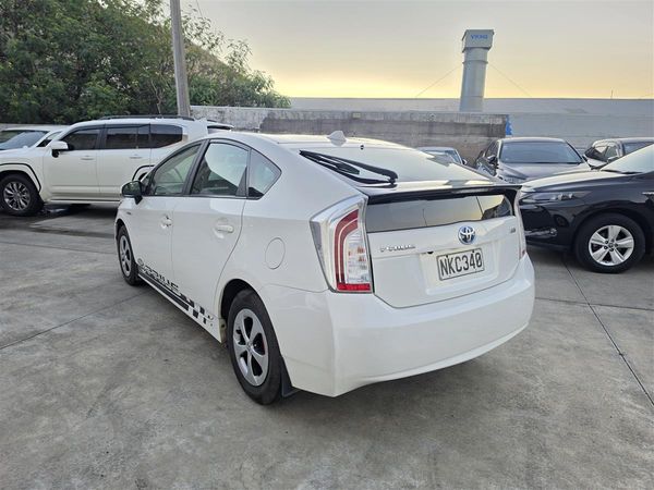 2015 Toyota Prius S Hybrid Keyless Alloys English Stereo/Bluetooth Rev Camera Finance Available Carousel 1