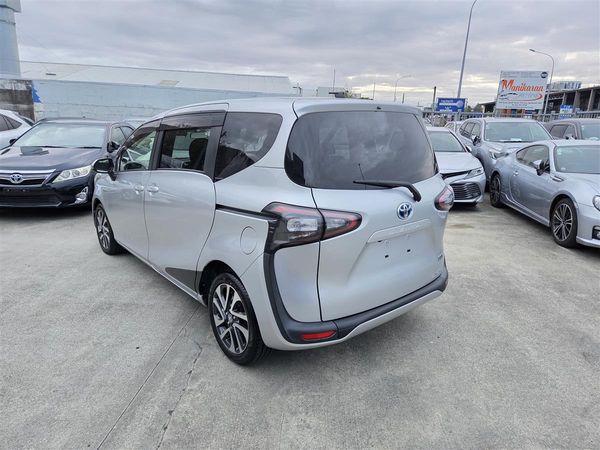 2017 Toyota Sienta Hybrid 1.5G 7 Seats Alloys Keyless Electric Doors Rev Cam Finance Available Carousel 6