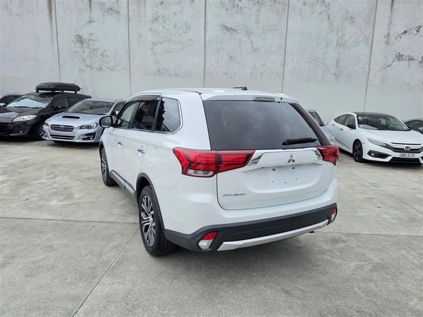 2015 Mitsubishi Outlander 4WD Auto Stop 7 Seater Adaptive Cruise Lane Assist FCM Rev Cam Finance Available Carousel 6